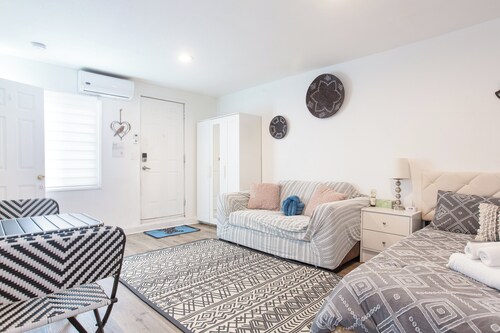 Monthly Stay! Modern and Private w Kitchenette