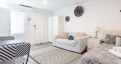 Monthly Stay! Modern and Private w Kitchenette