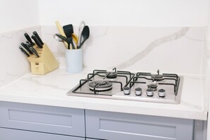 Réfrigérateur, micro-ondes, plaque de cuisson, cafetière/bouilloire