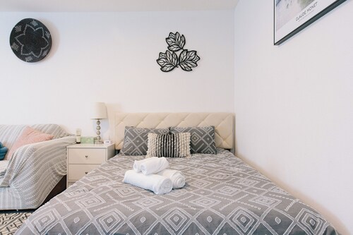 Monthly Stay! Modern and Private with Kitchenette