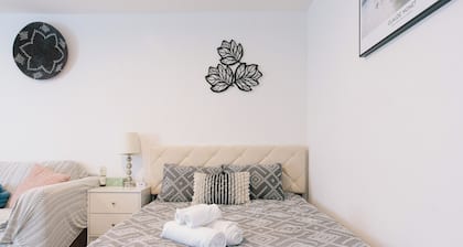 Monthly Stay! Modern and Private with Kitchenette