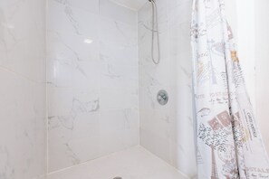 Douche, sèche-cheveux, serviettes fournies, savon