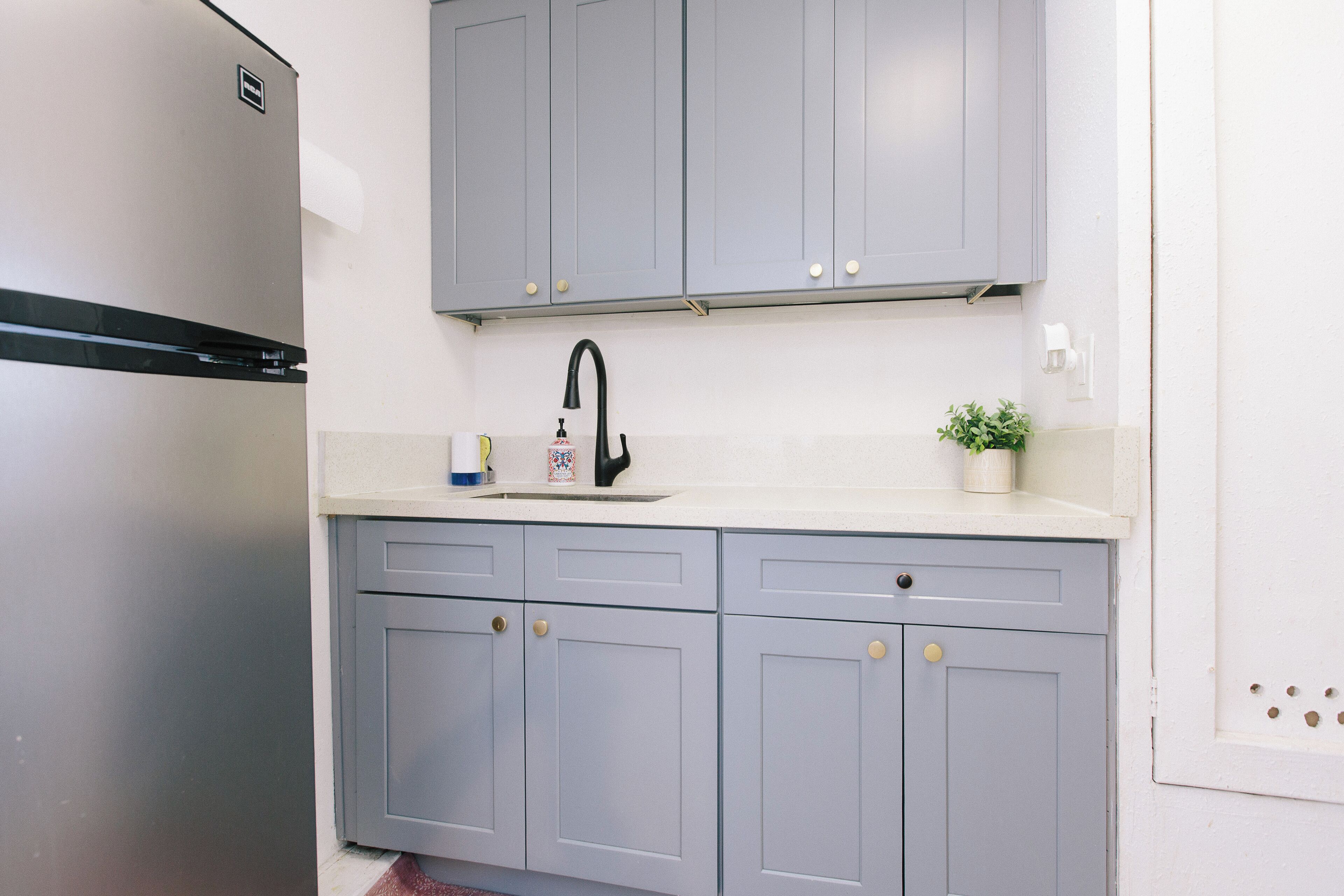 Refrigerador, microondas, parrilla de estufa y cafetera y tetera 