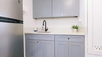 Refrigerador, microondas, parrilla de estufa y cafetera y tetera