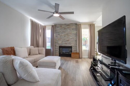 Spacious 4-bedroom house in superb West Palmdale. Close to the mall.