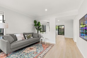 Living area - Stylish and comfortable 3-bedroom townhouse (Eight Mile Plains)