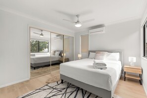 3 bedrooms, iron/ironing board, WiFi, bed sheets - Stylish and comfortable 3-bedroom townhouse (Eight Mile Plains)