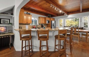 Private kitchen - Mountain Retreat - Steps to Bear Mountain Ski Resort (Big Bear Lake)