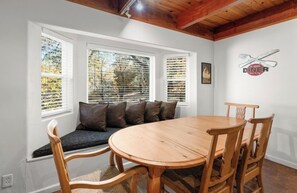 Dining - Mountain Retreat - Steps to Bear Mountain Ski Resort (Big Bear Lake)