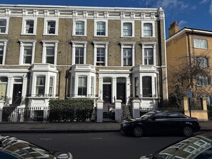 House - Stylish 2-bed Flat in Earl s Court Central London (London)