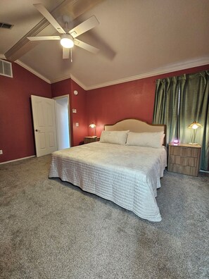 4 habitaciones, escritorio, tabla de planchar con plancha y wifi gratis 