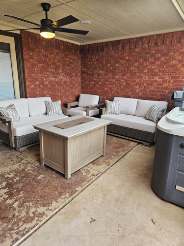 Heated pool, Hot tub, Putting Green, Outdoor furniture