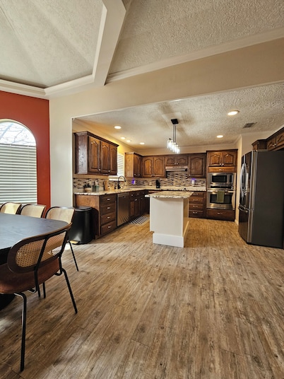 Heated pool, Hot tub, Putting Green, Outdoor furniture