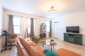 Unclassified image, 3 of 12, button - Newly Updated, Stylish Unit Close to the Lake&Hospitals (Cleveland)