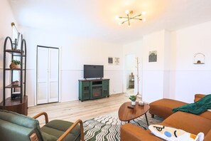 Unclassified image, 4 of 12, button - Newly Updated, Stylish Unit Close to the Lake&Hospitals (Cleveland)