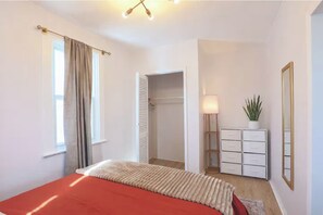 Unclassified image, 5 of 12, button - Newly Updated, Stylish Unit Close to the Lake&Hospitals (Cleveland)