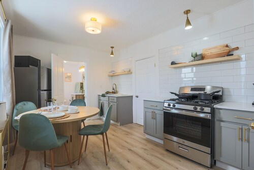 Newly Updated, Stylish Unit Close to the Lake&Hospitals
