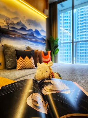 Departamento, 2 habitaciones, vista a la ciudad | Área de sala de estar | Smart TV de 43 pulgadas con canales por cable 