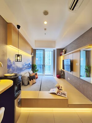 Departamento, 2 habitaciones, vista a la ciudad | Área de sala de estar | Smart TV de 43 pulgadas con canales por cable 