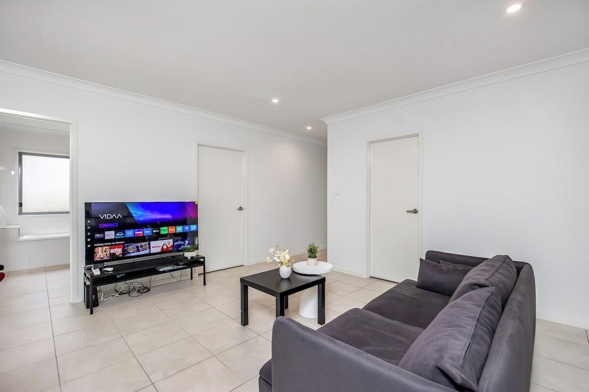 Entire Two-bedroom Duplex Apartment Near A Theme Park - Jacobs Well