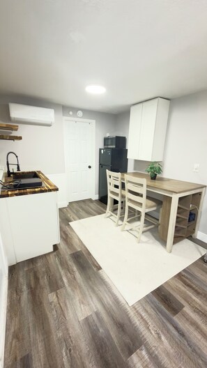 Unclassified image, 4 of 10, button - Private Studio Guest Suite with Full Kitchen Laundry & Separate Entrance (Tampa)