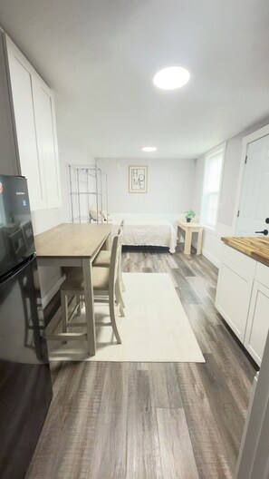 Unclassified image, 2 of 10, button - Private Studio Guest Suite with Full Kitchen Laundry & Separate Entrance (Tampa)