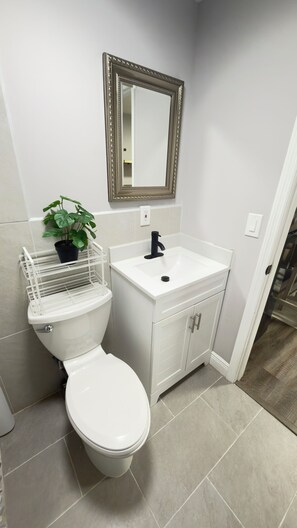 Unclassified image, 5 of 10, button - Private Studio Guest Suite with Full Kitchen Laundry & Separate Entrance (Tampa)