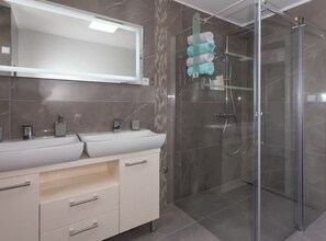 House (Seven bedroom Villa with the pool) | Bathroom | Shower, towels - Villa Rocco del Mare (Kastela)