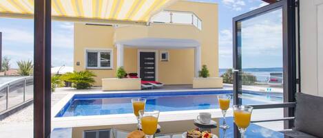 Maison (Seven bedroom Villa with the pool) | Piscine