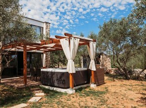 House (One Bedroom Holiday Home with Hot Tub) | Outdoor spa tub - Capesanta (Preko)