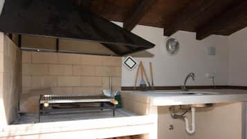 Maison (One Bedroom Holiday Home with Hot Tub) | Aire de pique-nique/barbecue