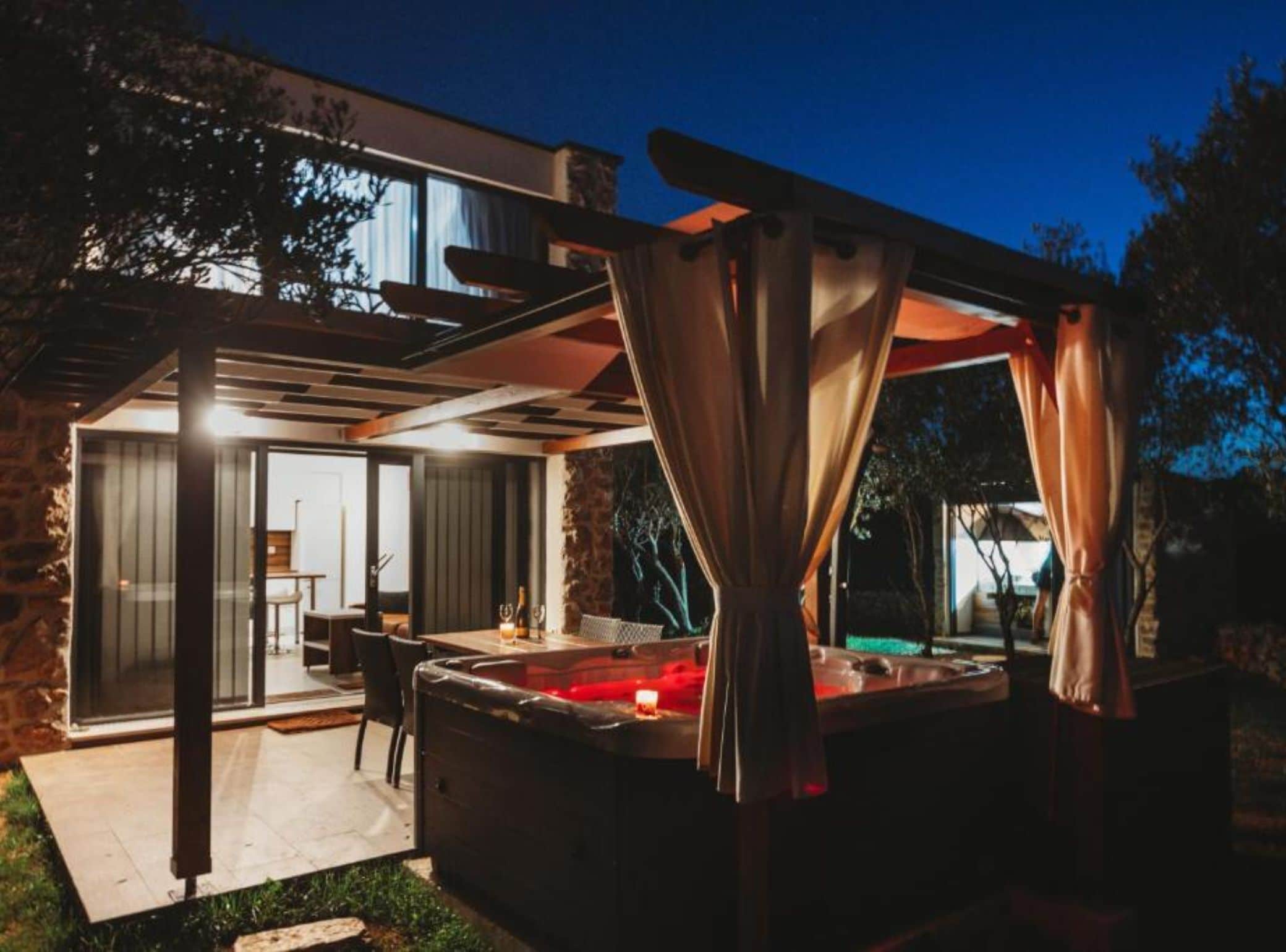 Maison (One Bedroom Holiday Home with Hot Tub) | Bain à remous extérieur