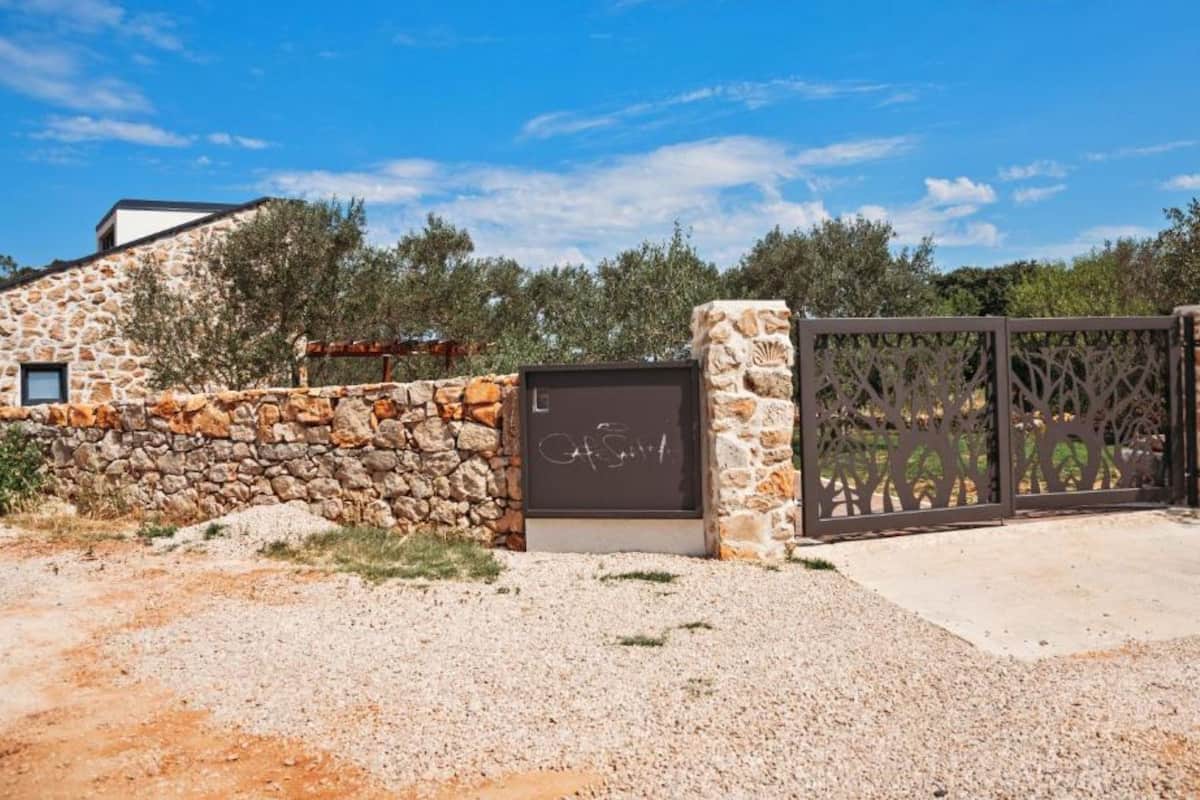 House (One Bedroom Holiday Home with Hot Tub) | Exterior