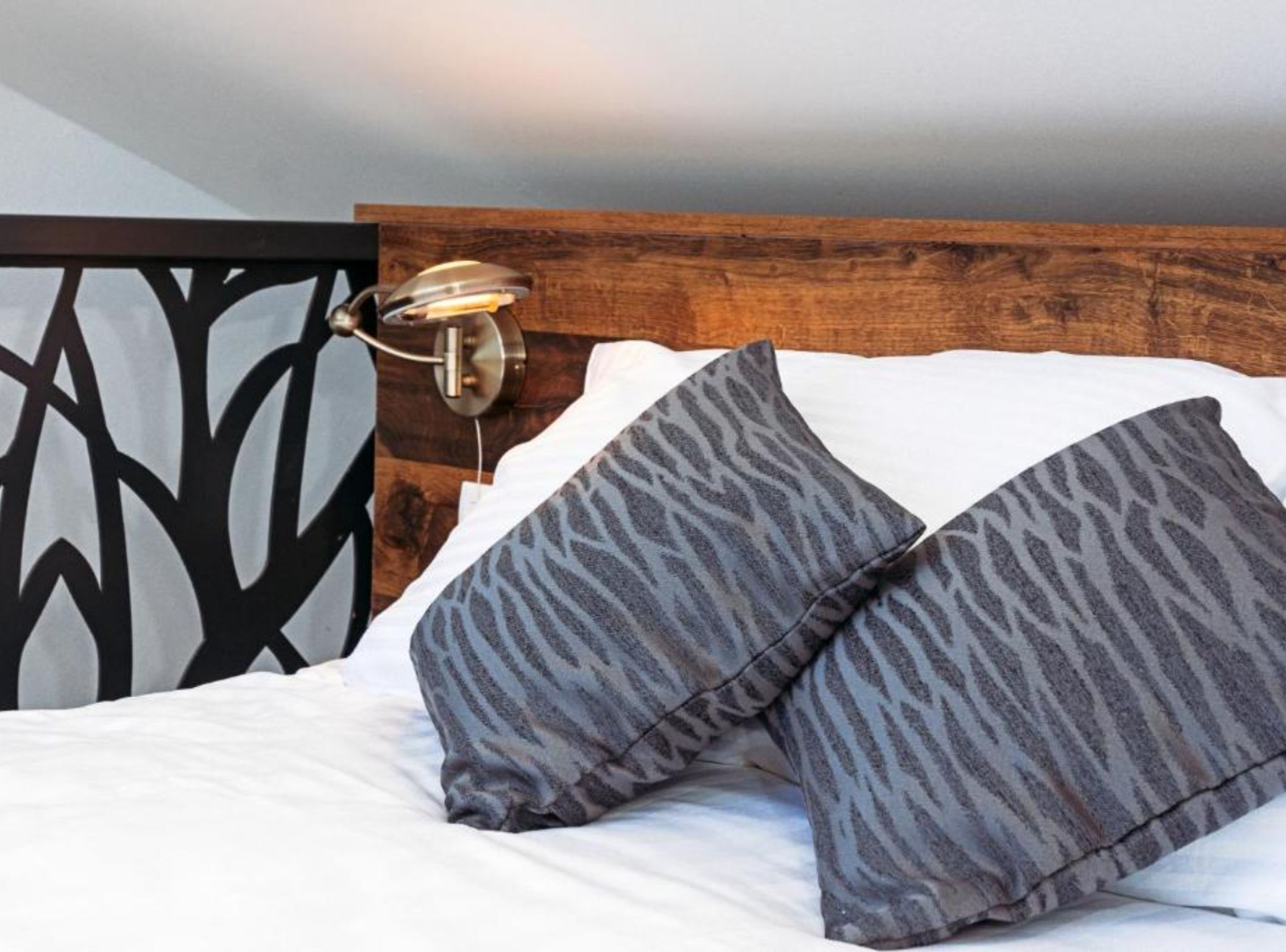 Nhà (One Bedroom Holiday Home with Hot Tub)