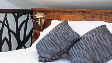 Nhà (One Bedroom Holiday Home with Hot Tub)