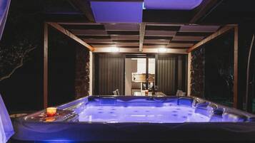 Nhà (One Bedroom Holiday Home with Hot Tub) | Bồn tắm spa ngoài trời