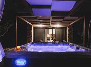 Nhà (One Bedroom Holiday Home with Hot Tub) | Bồn tắm spa ngoài trời