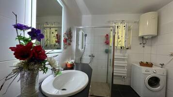 Apartment (Three Bedroom Apartment with Terrace) | Bathroom | Shower, towels