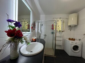 Apartamento (Three Bedroom Apartment with Terrace) | Banheiro | Chuveiro, toalhas de banho