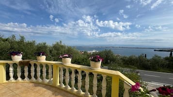 Apartment (Three Bedroom Apartment with Terrace) | Terrace/patio