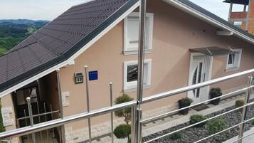 House (Four bedroom Villa with Hot Tub) | Exterior