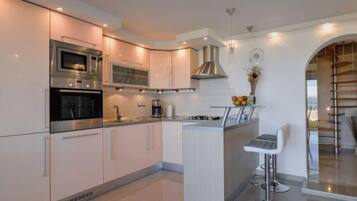 House (Four bedroom Villa with Hot Tub) | Private kitchen