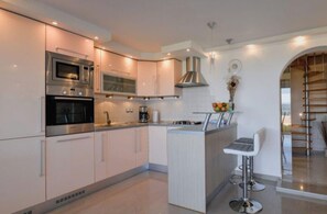 Ferienhaus (Four bedroom Villa with Hot Tub) | Eigene Küche