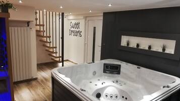 House (Four bedroom Villa with Hot Tub) | Indoor spa tub