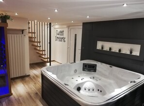 Ferienhaus (Four bedroom Villa with Hot Tub) | Innen-Whirlpool