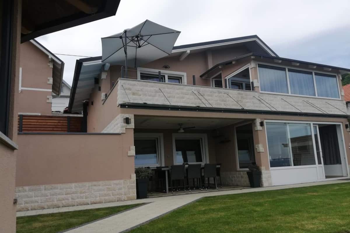 Hus (Four bedroom Villa with Hot Tub) | Udendørsområde