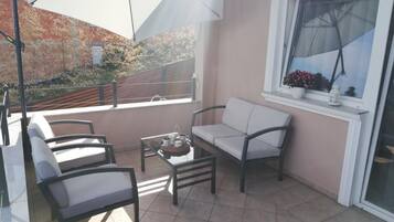 منزل (Four bedroom Villa with Hot Tub) | شرفة