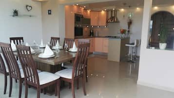 منزل (Four bedroom Villa with Hot Tub) | غرفة لتناول الطعام