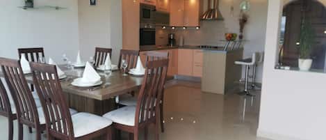 Maison (Four bedroom Villa with Hot Tub) | Salle à manger