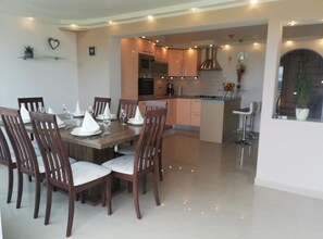 Nhà (Four bedroom Villa with Hot Tub) | Phòng ăn